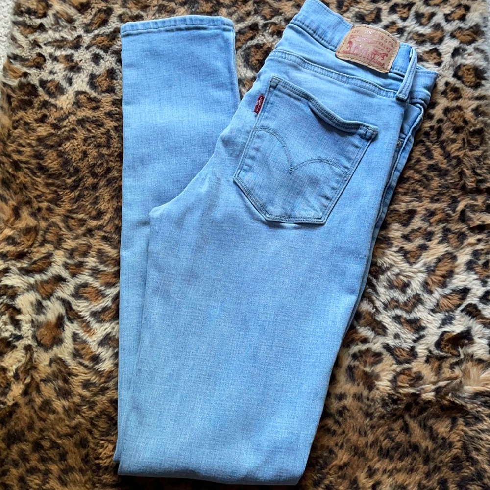 LEVI’S. Slimming Skinny. Jeans.